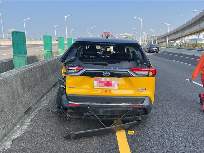 国道2号西向0.6公里机场端路段，8日中午发生车祸事故，一辆租赁车疑未保持安全距离连续追撞一辆计程车与小客车。（翻摄照片／蔡明亘桃园传真）