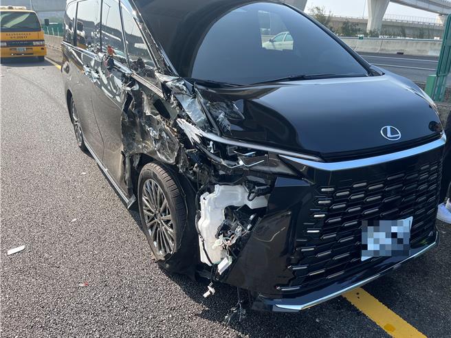 国道2号西向0.6公里机场端路段，8日中午发生车祸事故，一辆黑色租赁车疑未保持安全距离连续追撞一辆计程车与白色小客车。（翻摄照片／蔡明亘桃园传真）