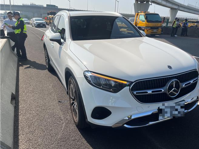 国道2号西向0.6公里机场端路段，8日中午发生车祸事故，一辆黑色租赁车疑未保持安全距离连续追撞一辆计程车与白色小客车。（翻摄照片／蔡明亘桃园传真）