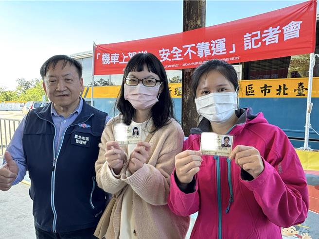 金門「機車駕訓班」首梯次有2位學員成功考取駕照，由台北市區監理所長江澍人(左)親自頒發駕照。(于家麒攝)