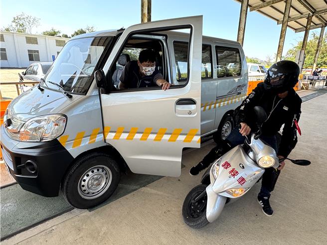金門駕訓班人員現場示範機車駕訓之術科教學，讓各方更瞭解機車駕訓。(于家麒攝)