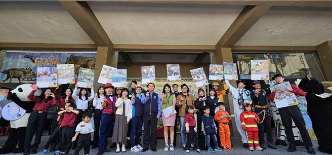 北市消防局8日在动物园举办防灾月历发表会。（翻摄照片／林郁平台北传真）