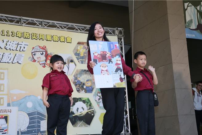 北市消防哥哥、姊姊们到场与小朋友们展示月历。（翻摄照片／林郁平台北传真）