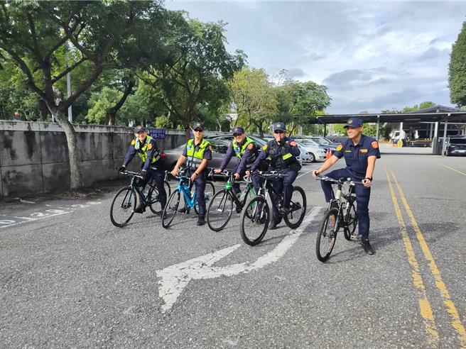 汽机车驶入两潭自行车道惹民怨，花莲县警察局骑乘单车组「护潭小队」取缔。（花莲县警察局提供／王志伟花莲传真）