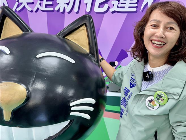 民進黨立委參選人張美慧開箱競總，一旁黑貓大公仔「老田田」傳承有故事。（王志偉攝）