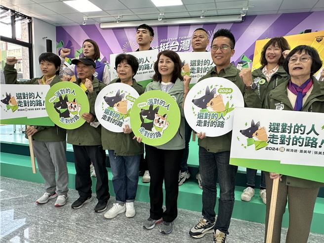 民進黨立委參選人張美慧聯合競總開箱暨「挺美德・Q版貓狗胸章」開賣記者會，競總幹部與黨籍公職都出席。（王志偉攝）