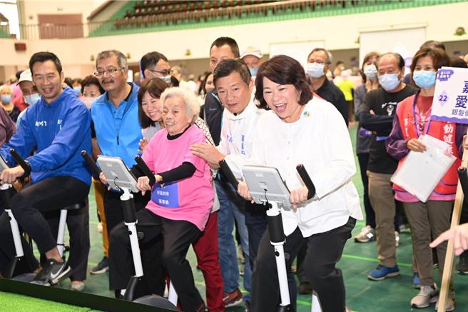 嘉义市长黄敏惠（右一）与90岁阿嬷薛郑鹤（粉红衣者）比赛「智慧电刷车舟」尬身手，场面温馨有趣。（廖素慧摄）