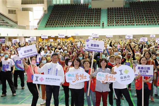 嘉义市今天起在港坪体育馆办理「i嘉科技运动会」，乐龄勇壮族动起来跳出健康欢乐。（廖素慧摄）