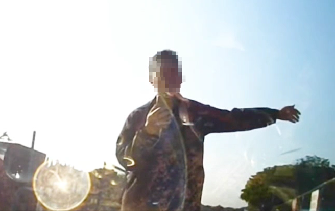 男子突挡路中央，对着计程车喊「没礼让」，甚至还说「我行人最大」。（图／翻摄自社会事新闻影音）