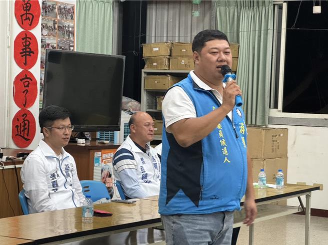 挑战现任的国民党南投二选区立委参选人游颢(前排中)7日晚间在南投市最大票仓漳和里活动中「台湾好康座谈会」，争取南投3大里选民支持努力固桩。民眾提供