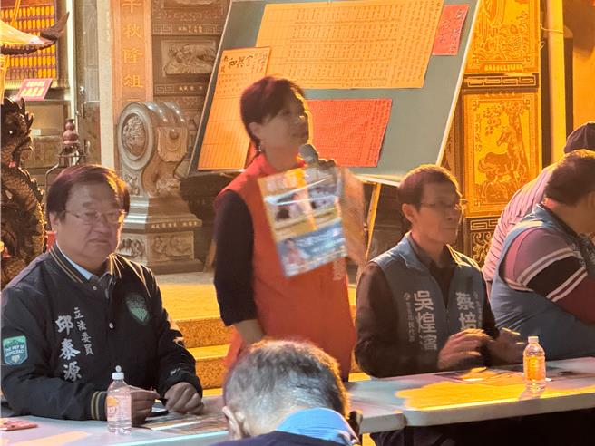 民进党立委蔡培慧(左二)7日晚间在和兴宫举行「信赖台湾座谈会」庙口开讲，拔桩南投选票意味浓。民眾提供