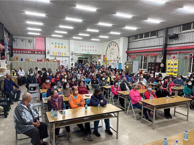 游颢在漳和里活动中心举行「台湾好康」座谈会现场座无虚席。民眾提供
