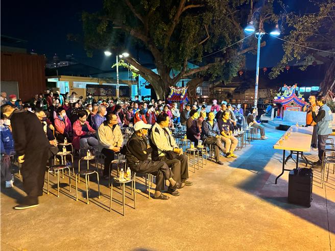 蔡培慧在和兴宫举行「信赖台湾」庙口开讲也吸引支持民眾前往聆听。民眾提供