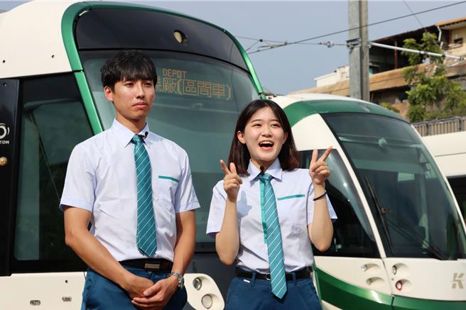 輕軌系統已成為高雄相當便捷的大眾運輸工具，為了確保道路交通安全，高市府特別邀請2位輕軌司機員黃思恩及陳媺佩拍影片，為民眾解說輕軌專用號誌的注意事項。（高市府新聞局提供／洪浩軒高雄傳真）