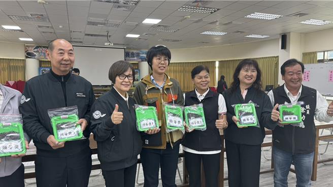 头份市公所8日举办全国2023冬季东方美人茶评鑑，铜锣曾家姐妹努力多年终于打败老前辈勇夺特等奖。（读者提供／谢明俊苗栗传真）