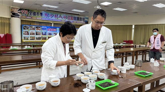 头份市公所8日举办全国2023冬季东方美人茶评鑑竞争激烈，茶改场评审反覆评比后才决定优胜名单。（读者提供／谢明俊苗栗传真）