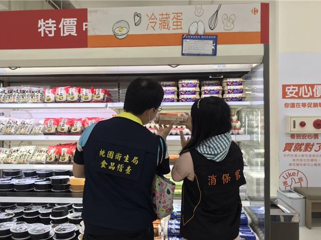 桃園市宣布即日起學校午餐液蛋有條件開放，可使用具CAS臺灣優良農產品標章之液蛋食材。（圖為衛生局到賣場稽查雞蛋品質）（摘自桃園市衛生局官網）