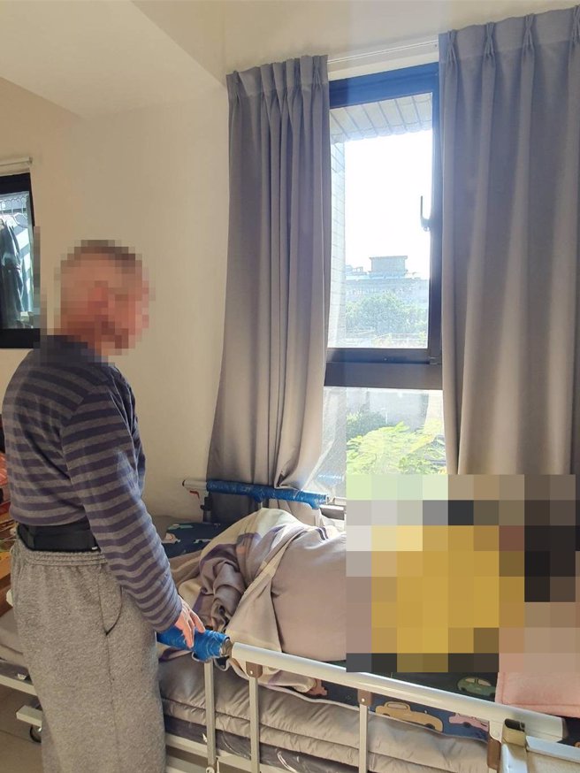 现年63岁的「阿云」与患有心智重度障碍卧床的儿子原住在地下室分租套房，却因套房违法隔间被限期断水断电面临无家可归的情形，所幸新北市府多个单位介入协助，安排「阿云」与儿子入住社会住宅。（新北市社会局提供）
