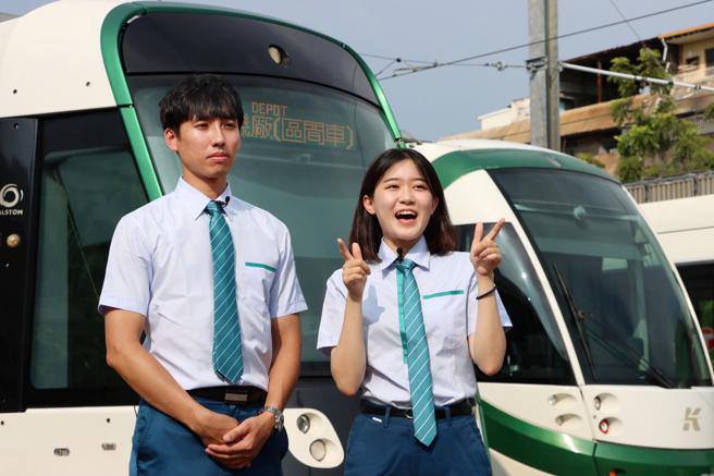 輕軌司機員黃思恩及陳媺佩，為大家解說輕軌專用號誌的注意事項。（圖片來源：高雄市政府提供）