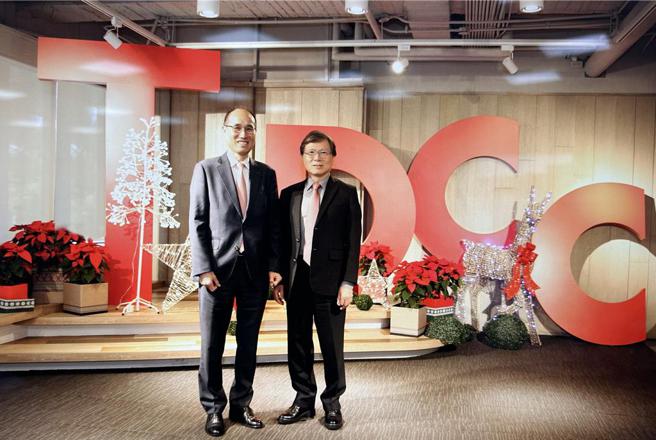 集保结算所董事长林丙辉（右）与韩国集保公司董事长李淳豪Dr. Soonho Lee（左）。 图：集保提供