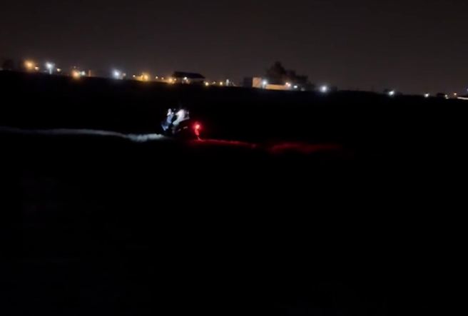 女子和朋友夜游，发现有2骑士闯入高美湿地保育区，骑在泥坑内不断摔车、卡坑，破坏生态。（图／翻摄自Dcard）