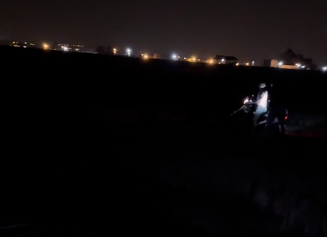 女子和朋友夜游，发现有2骑士闯入高美湿地保育区，骑在泥坑内不断摔车、卡坑，破坏生态。（图／翻摄自Dcard）