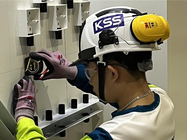 日前在阿拉伯联合大公国阿布达比举办的第二届「2023亚洲技能竞赛」，来自彰化的15岁国手许有崴荣获青少年组「电气装配」职类金牌。（彰化县政府提供／孙英哲彰化传真）