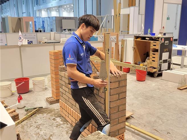 日前在阿拉伯联合大公国阿布达比举办的第二届「2023亚洲技能竞赛」，来自彰化的刘彦廷同学荣获青年组「砌砖」职类金牌。（彰化县政府提供／孙英哲彰化传真）