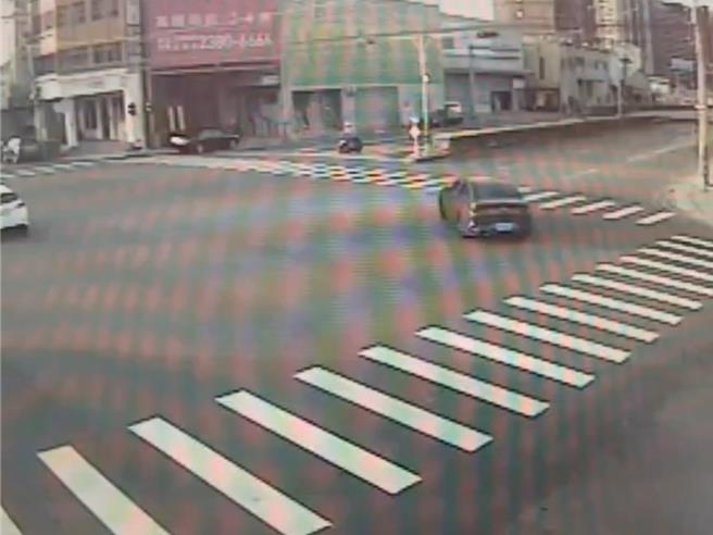 台中市林姓男子日前下午将车辆停于乌日区高铁东二路的停车格，车辆遭射击出现3处痕迹，警方调阅监视器以车追人，锁定吴男2嫌，询后依毁损、公共危险罪函送台中地检署侦办。（民眾提供／潘虹恩台中传真）