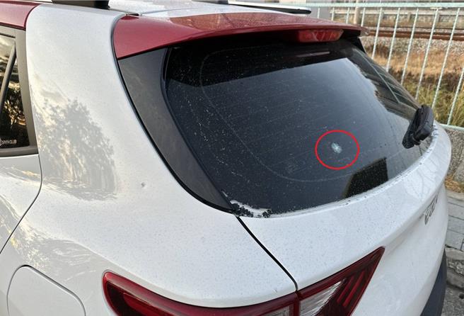 台中市林姓男子5日傍晚将车辆停于乌日区高铁东二路的停车格并在车内使用平板，突然有辆轿车经过伴随「碰」的声响，林男发现后挡风玻璃有1处不明圆形及蜘蛛网状破损。（本报资料照／潘虹恩台中传真）