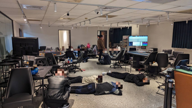 警方日前接获情资，指称有赌场暗藏于商办大楼，6日晚间前往攻坚。（图 / 刘咏韵翻摄）