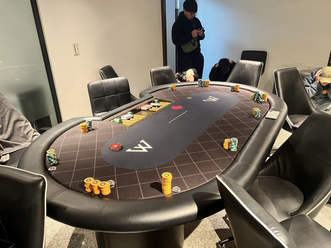 该处赌场提供百家乐、德州扑克、麻将、推筒子等方式供赌客玩乐。（图 / 刘咏韵翻摄）