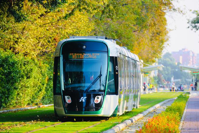 高雄轻轨沿途知名景点,成为轻轨画成圆摄影比赛活动的最佳标的。(图片来源/高雄捷运提供)