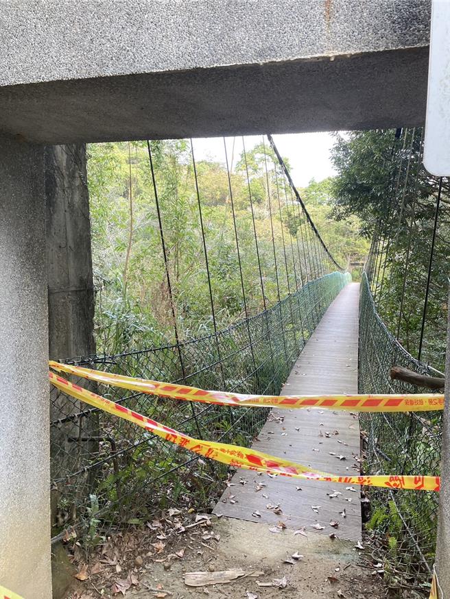 桃園市復興區長興里高遶天空吊橋將全面檢修，區公所已拉封鎖線並設告示牌警示遊客請勿進入。（復興區公所提供／蔡明亘桃園傳真）