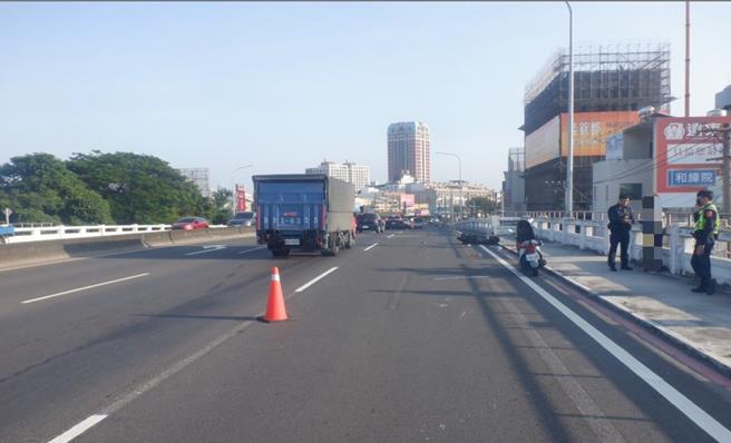 台南市北区观海桥上7日下午发生死亡车祸，小货车变换车道撞上骑机车的林姓男子，林男当场倒地身亡。（读者提供／程炳璋台南传真）