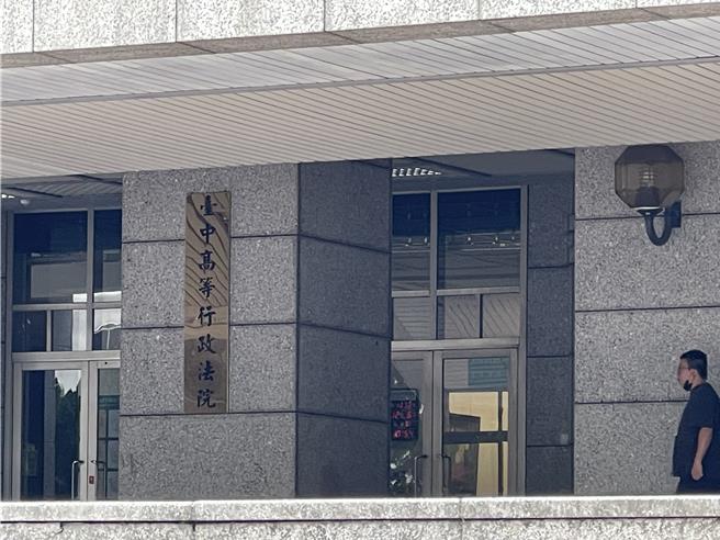 台中市羅姓女駕駛，對前方緩慢車輛長按喇叭，遭警方攔停裁處1.8萬元並吊扣牌照半年，羅女提起行政訴訟，台中高等行政法院地方庭審理後，認羅女無惡意逼車意圖，判決撤銷處分。（王煌忠攝）