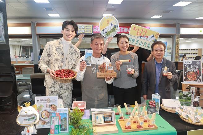 南投县长许淑华(右二)与文化局长林荣森(右一)、活动代言人王品澔邀请大家一起到南投参与玉山文化节系列活动。南投县政府提供