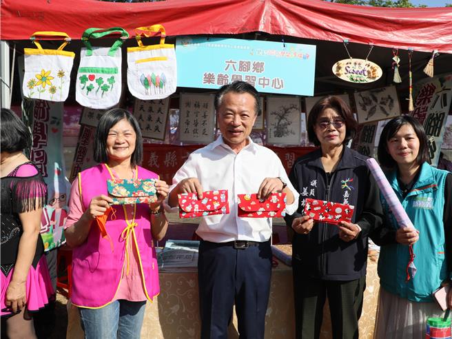 嘉义县长翁章梁肯定长者乐龄学习，展现出长者的才艺。（廖素慧摄）