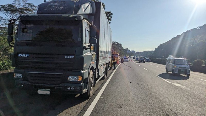 国3宝山段轿车90度横卡大货车头遭硬推200公尺。（图／警方提供）