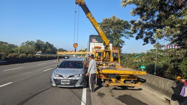 国3宝山段轿车90度横卡大货车头遭硬推200公尺。（图／警方提供）