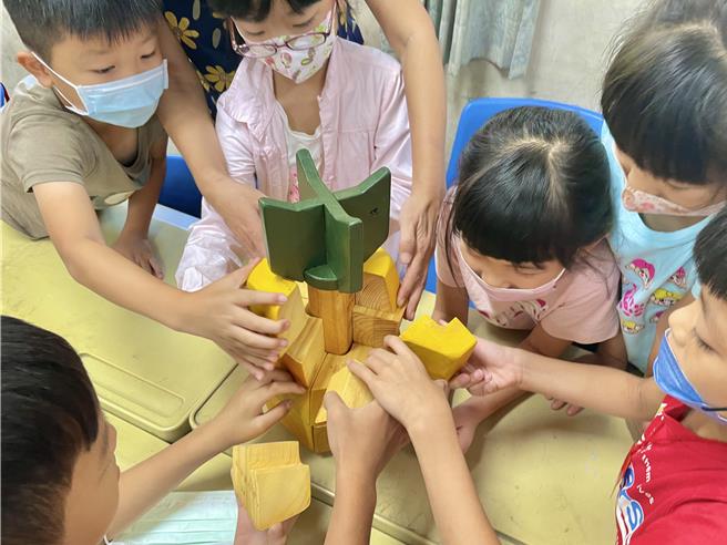 小学生透过拆解凤梨积木教具，进而认识凤梨的成熟度等相关知识。（郑蕙玲提供／林雅惠高雄传真）