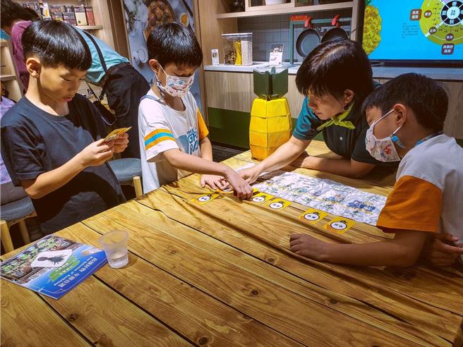 小学生透过拆解凤梨积木教具，进而认识凤梨的成熟度等相关知识。（郑蕙玲提供／林雅惠高雄传真）