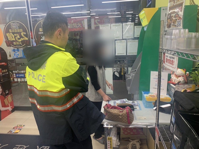 基隆1名50岁周姓妇人，昨7日下午17时许，在百福社区一家卖场内的提款机不断地领钱，事后还留下3万元现钞在现场。（图／警方提供）