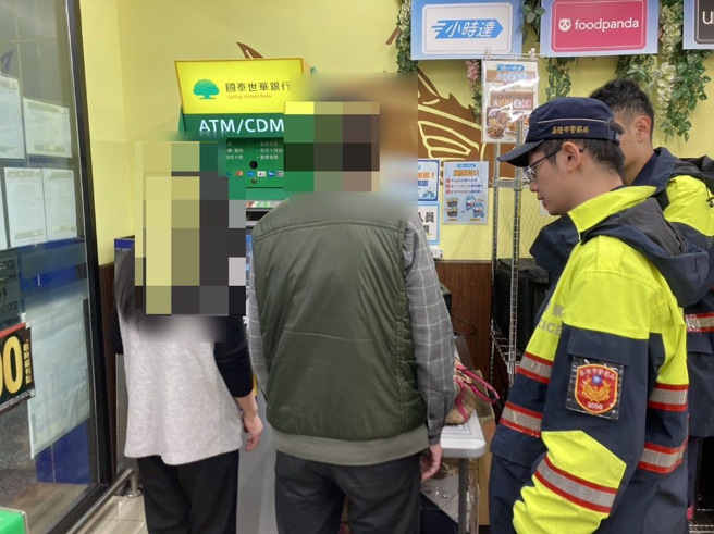 基隆1名50岁周姓妇人，昨7日下午17时许，在百福社区一家卖场内的提款机不断地领钱，事后还留下3万元现钞在现场。（图／警方提供）