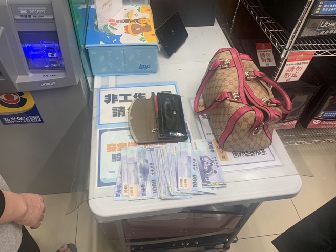 基隆1名50岁周姓妇人，昨7日下午17时许，在百福社区一家卖场内的提款机不断地领钱，事后还留下3万元现钞在现场。（图／警方提供）