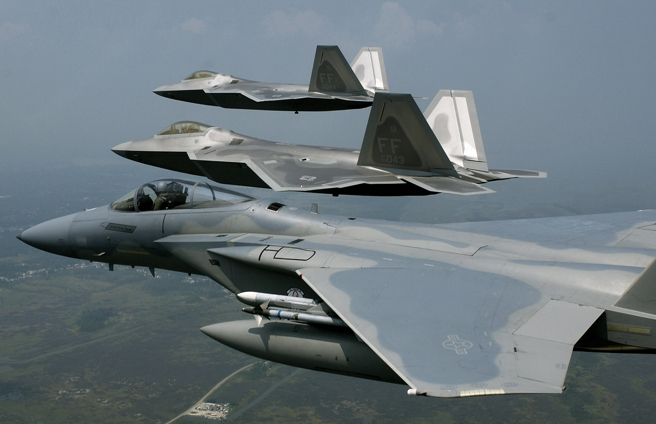 美國空軍F-22和F-15戰機編隊飛行的資料照。（美國空軍）
