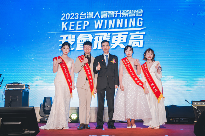 台湾人寿保险顾问晋升荣誉会，四位新任处经理蓝云婕(左一)、谢仕贤(左二)、康维庭(右二)及陈诗涵(右一)，接受表扬并与郑泰克董事长合影。(图／台湾人寿提供)