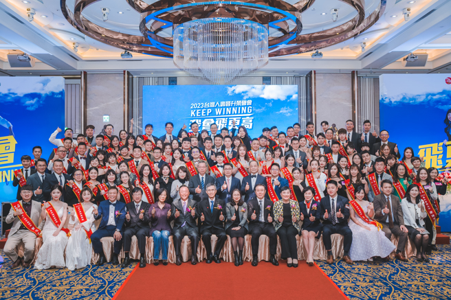 台湾人寿今年共有290名保险顾问更上一层楼，接受晋升荣耀。(图／台湾人寿提供)