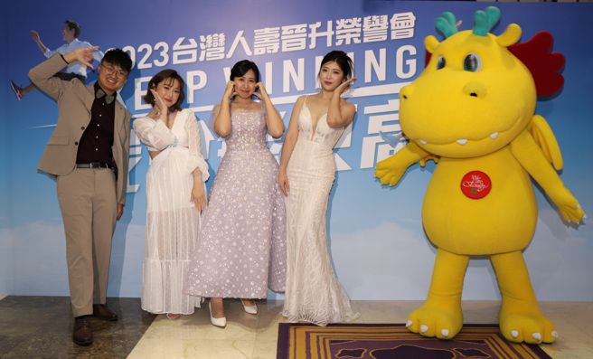 台湾人寿2023年四位晋升通讯处经理的谢仕贤(左起)、陈诗涵、康维庭和蓝云婕，平均年纪仅31岁。(图／台湾人寿提供)