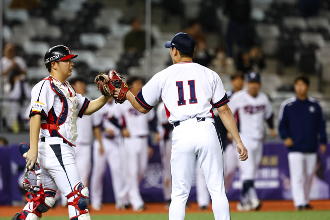 韓國隊在亞錦賽超級循環賽首戰以8比2擊敗菲律賓隊，後援投手趙丙炫（右）0.2局無失分。（中華棒協提供）